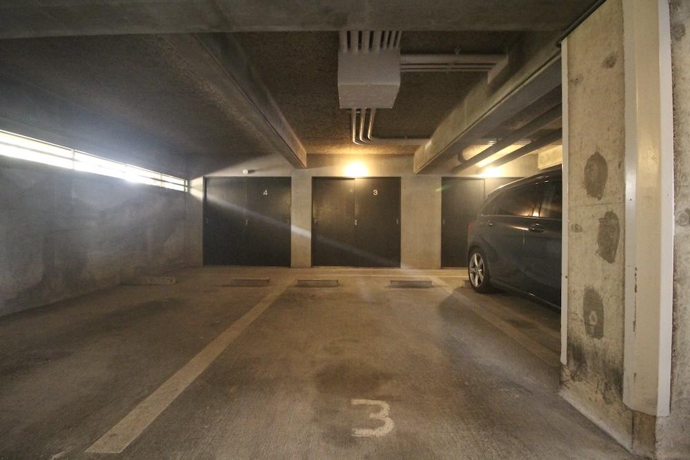 芦屋市楠町の賃貸物件/駐車場の奥にトランクルームも付いてます。