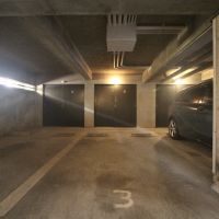 芦屋市楠町の賃貸物件/駐車場の奥にトランクルームも付いてます。