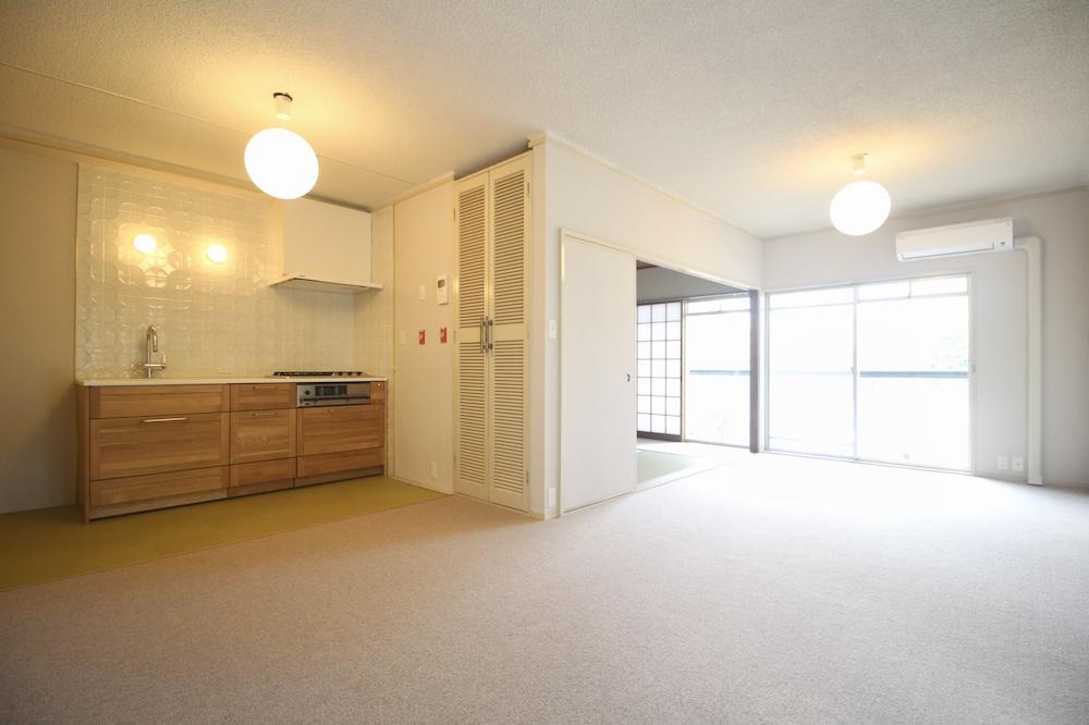 芦屋市楠町の賃貸物件/ふかふかと肌触りの良いウールカーペットと、円形照明がレトロで愛らしいLDK。