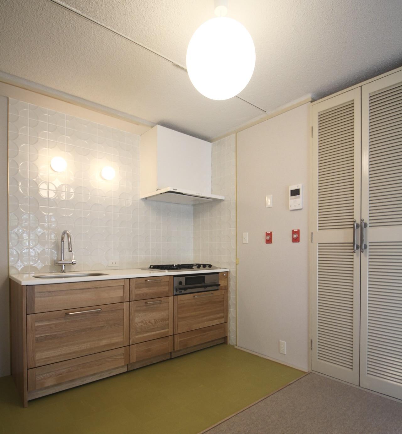 芦屋市楠町の賃貸物件/オーク材のキッチンにタイル、木製ルーバーの建具。ここがいちばんのお気に入り。