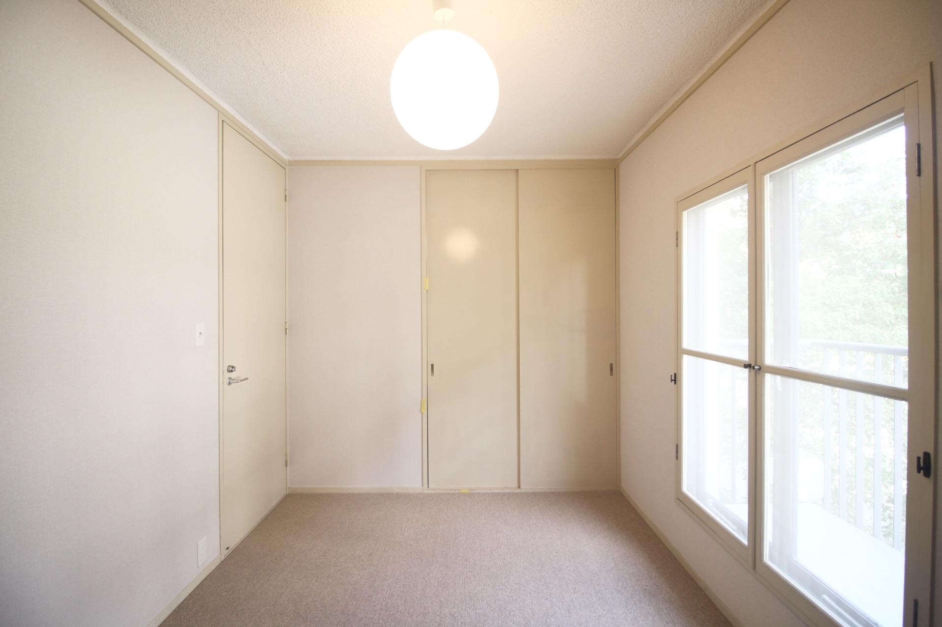 芦屋市楠町の賃貸物件/アンティークアイボリーの木製建具が印象的な洋室。