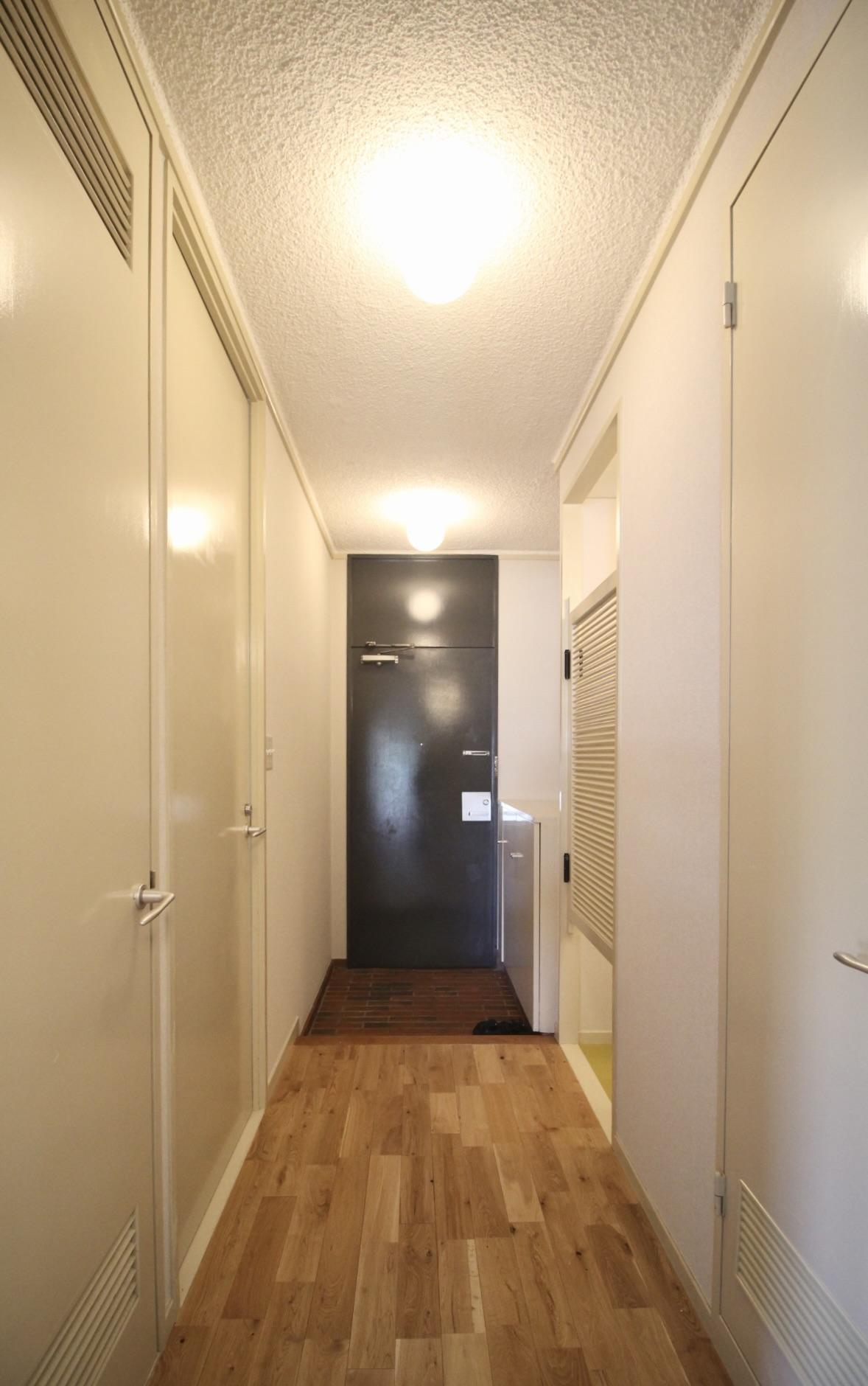 芦屋市楠町の賃貸物件/オークの無垢床が続く廊下。