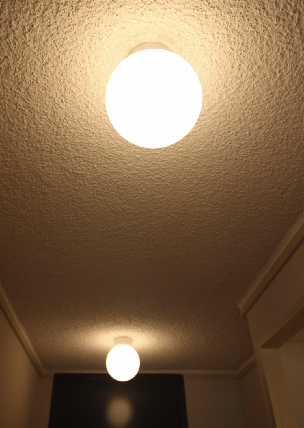 芦屋市楠町の賃貸物件/廊下の照明も円形で統一。