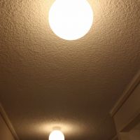 芦屋市楠町の賃貸物件/廊下の照明も円形で統一。