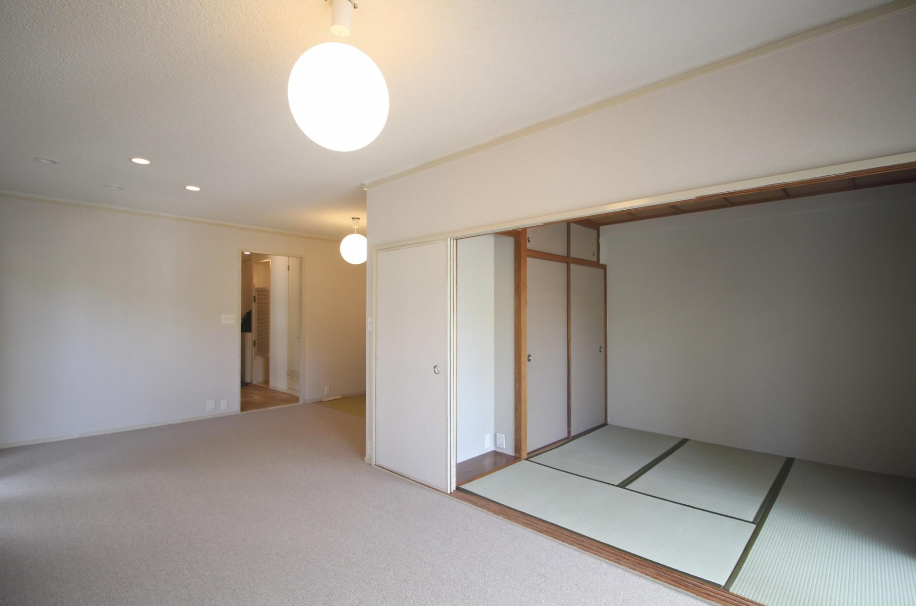 芦屋市楠町の賃貸物件/LDKの隣にゴロンと横になることができる和室も嬉しい。