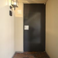 芦屋市楠町の賃貸物件/玄関のレトロ照明と、煉瓦タイル。