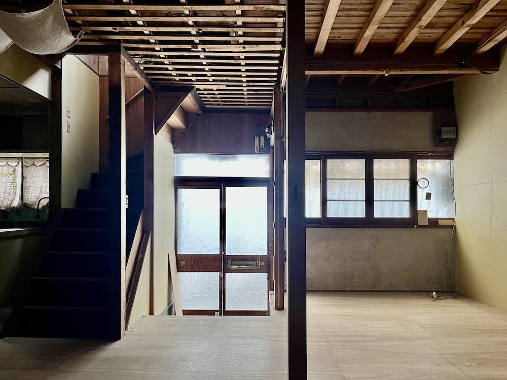 神戸市兵庫区熊野町の売買物件/合板の床、剥き出しの天井、未塗装の壁。ここからは自分で。