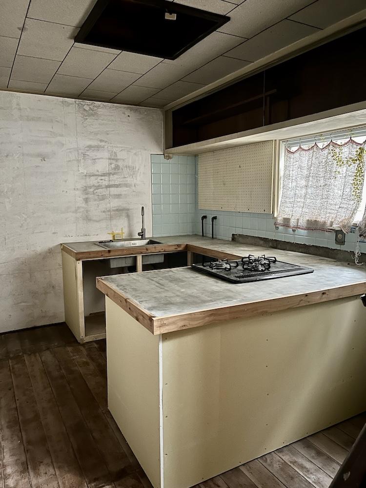 神戸市兵庫区熊野町の売買物件/モルタル仕上げのキッチン