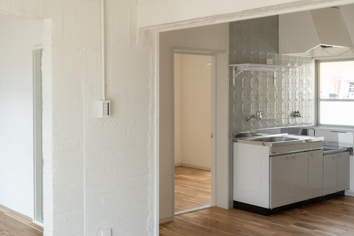 神戸市東灘区森北町の賃貸物件/ざらっとしたコンクリートとつるっとしたタイルのキッチン