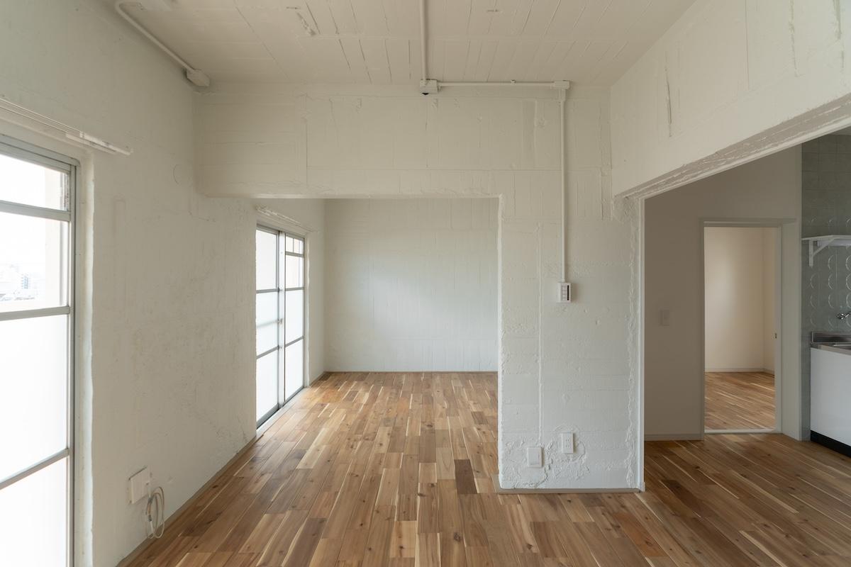 神戸市東灘区森北町の賃貸物件/コンクリート躯体や配管がムキ出しの内装