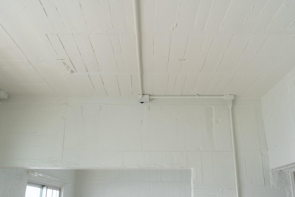 神戸市東灘区森北町の賃貸物件/デコボコ現しのコンクリート空間