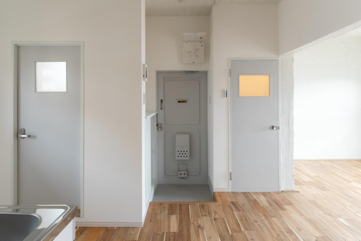 神戸市東灘区森北町の賃貸物件/ライトグレーの建具で空間を引き締めます