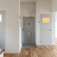 神戸市東灘区森北町の賃貸物件/ライトグレーの建具で空間を引き締めます