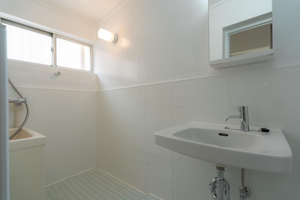 神戸市東灘区森北町の賃貸物件/海外のアパルトマンのようなバスルーム（風呂、洗面一体）。すべて新調しました。