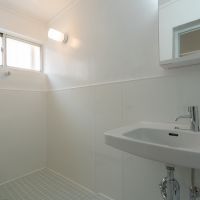 神戸市東灘区森北町の賃貸物件/海外のアパルトマンのようなバスルーム（風呂、洗面一体）。すべて新調しました。