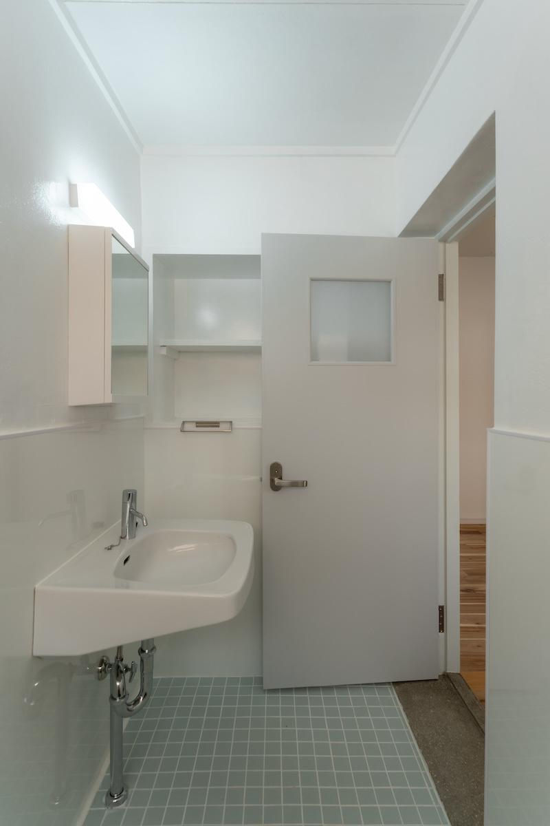 神戸市東灘区森北町の賃貸物件/洗面はシンプルでありながら、壁のニッチも便利