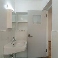 神戸市東灘区森北町の賃貸物件/洗面はシンプルでありながら、壁のニッチも便利