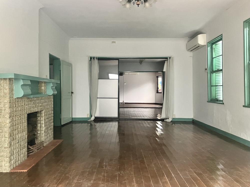 神戸市中央区北野町の賃貸物件/暖炉やフローリング、建具など、建築当時のものと思われる意匠が健在。