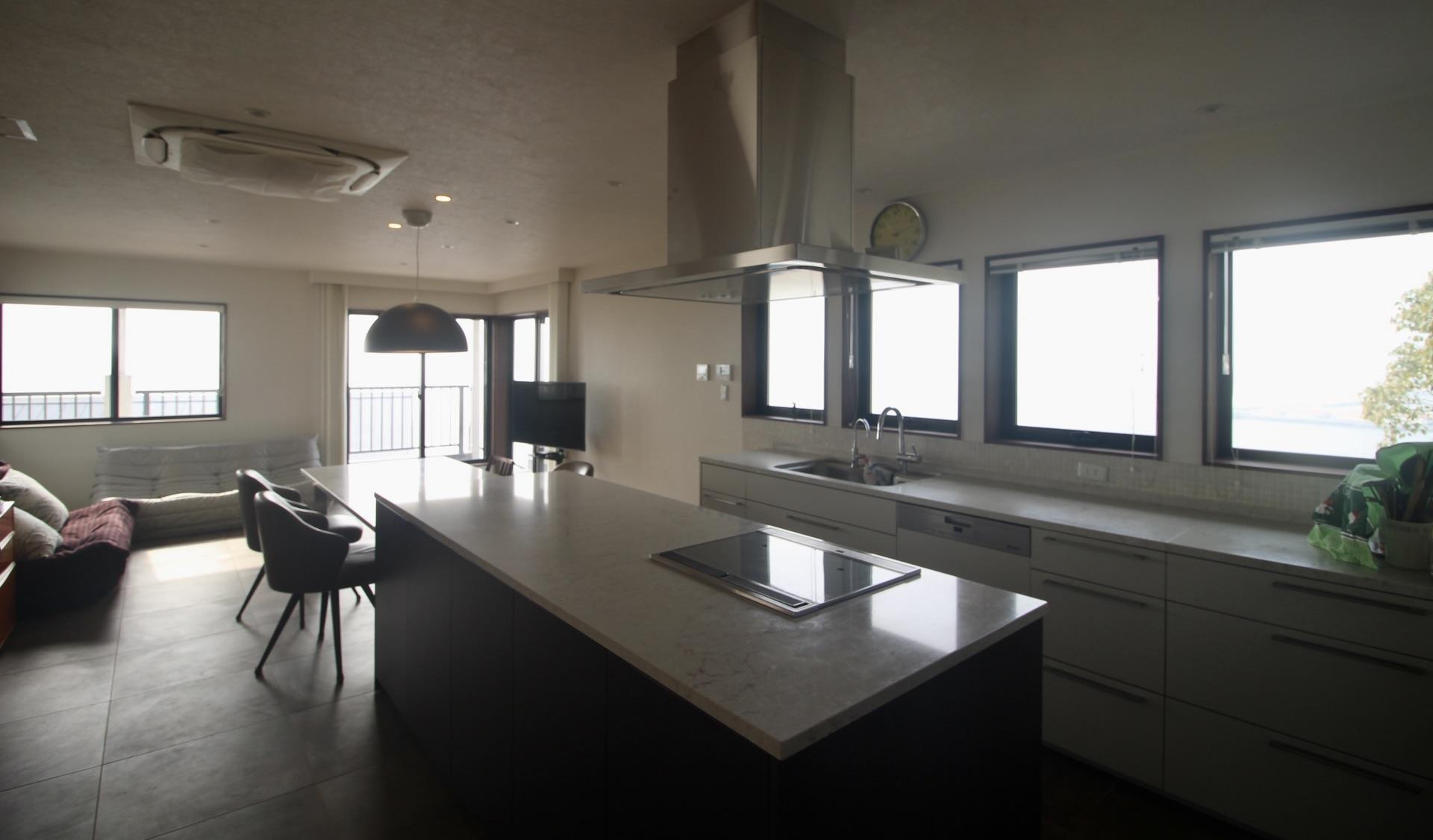 神戸市垂水区塩屋町の売買物件/窓の先に海と山の緑が広がり、LDKは景色の中に埋もれている感覚。LDKは景色の中に埋もれている感覚。