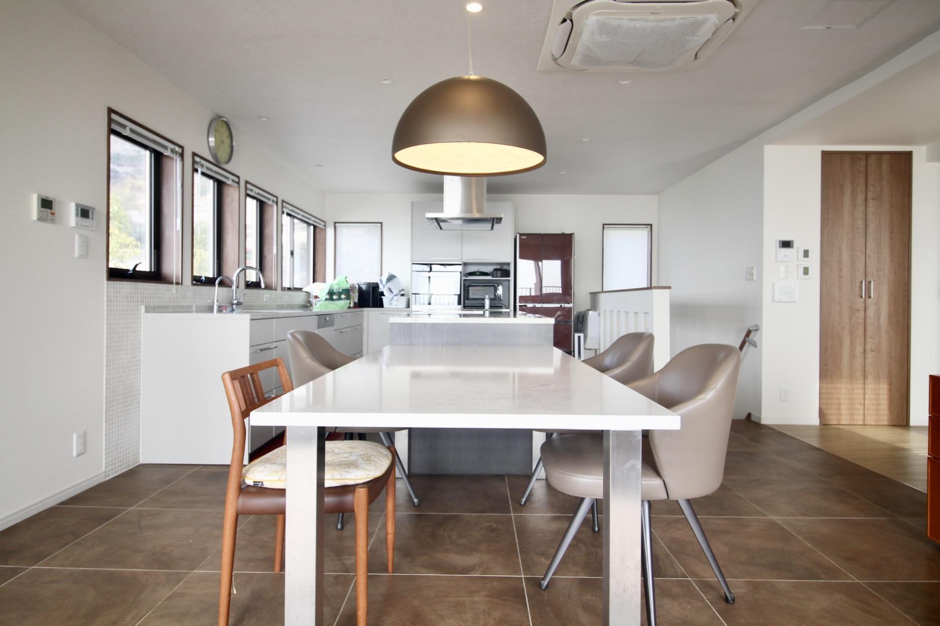 神戸市垂水区塩屋町の売買物件/キッチンとひと続きの広々としたダイニング。