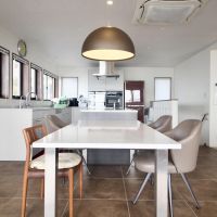 神戸市垂水区塩屋町の売買物件/キッチンとひと続きの広々としたダイニング。