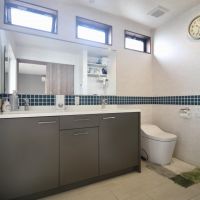 神戸市垂水区塩屋町の売買物件/広々メインのパウダールーム＋トイレ。