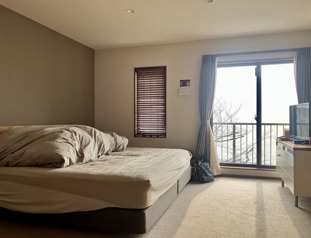 神戸市垂水区塩屋町の売買物件/3階主寝室。寝起きに海を眺めたい。