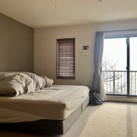 神戸市垂水区塩屋町の売買物件/3階主寝室。寝起きに海を眺めたい。