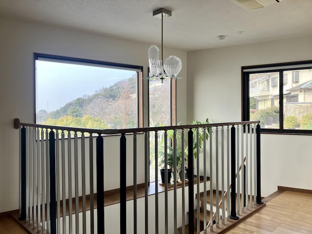 神戸市垂水区塩屋町の売買物件/外国人住居のようなゆったり玄関ホール。景色と連なる開放感。