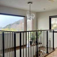 神戸市垂水区塩屋町の売買物件/外国人住居のようなゆったり玄関ホール。景色と連なる開放感。