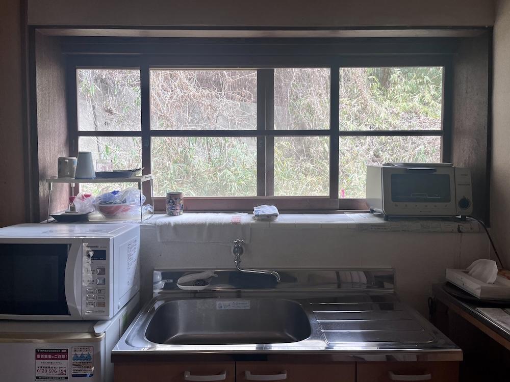 神戸市長田区西山町の売買物件/キッチンの窓からも山の景色