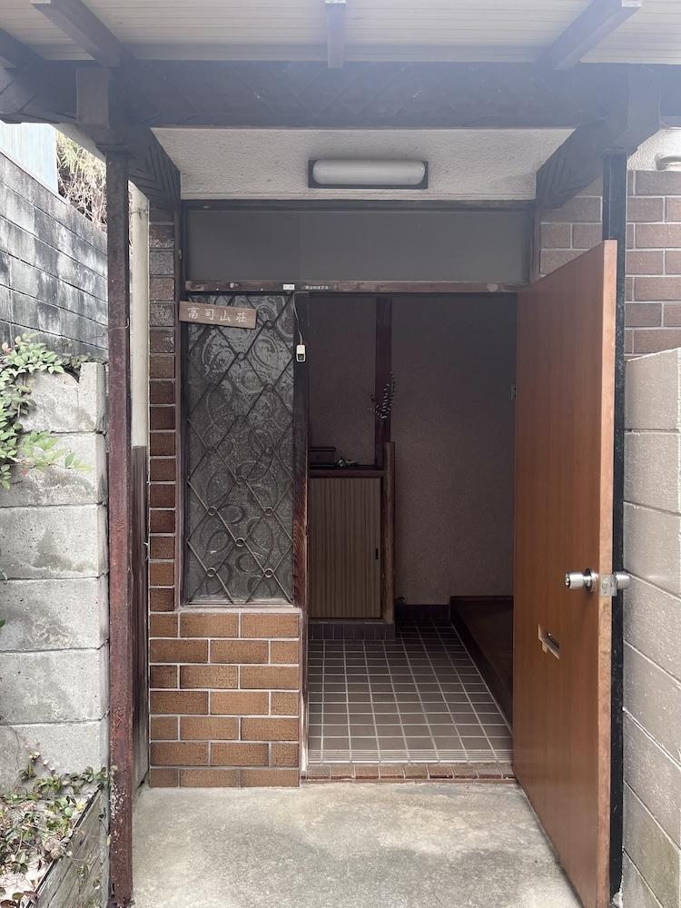 神戸市長田区西山町の売買物件/レトロな雰囲気の玄関入り口