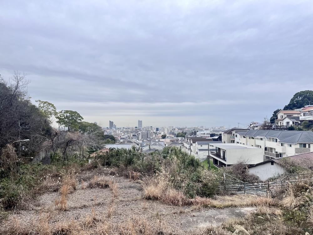 神戸市長田区西山町の売買物件/小道を抜けると空き地。気持ちのいい景色が広がる