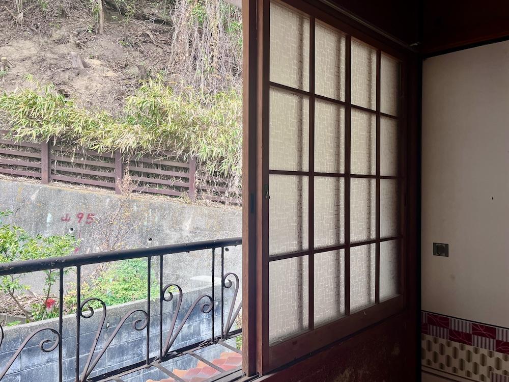 神戸市長田区西山町の売買物件/窓から目に飛び込んでくるのは擁壁とその向こうに山のある風景