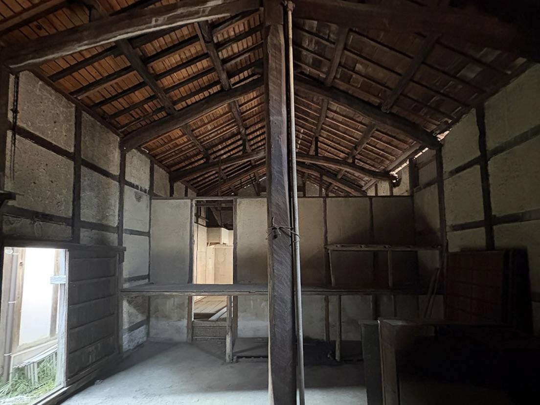 姫路市大津区吉美の賃貸物件/高い天井と梁の存在感がすごい倉庫