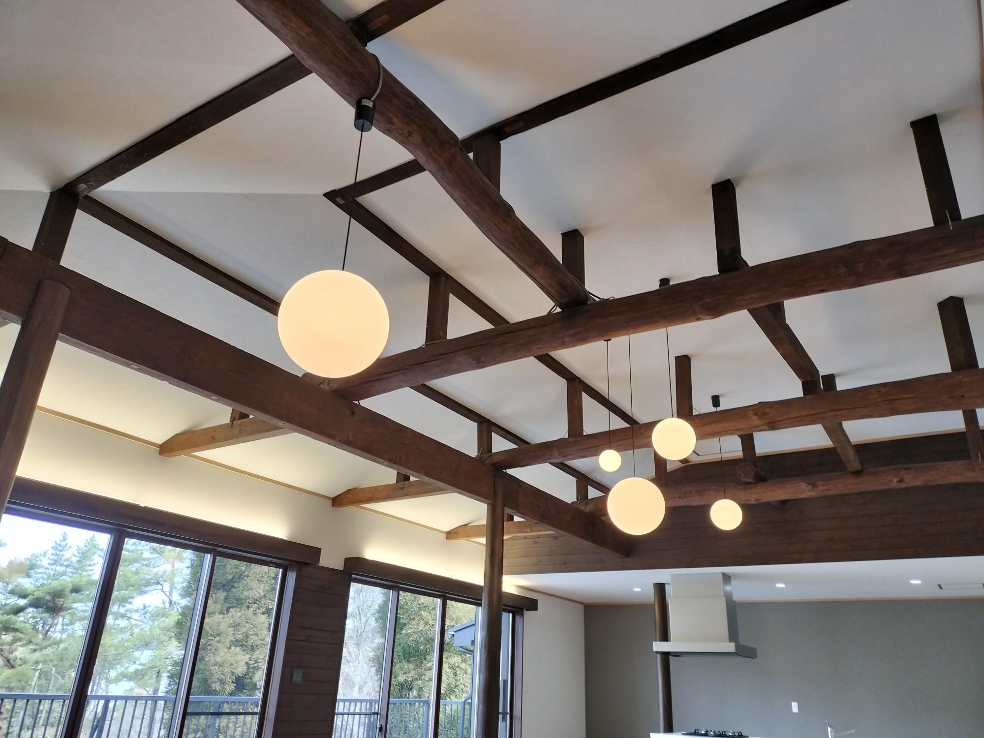 神戸市灘区六甲山町の売買物件/梁は表しで天井が高い