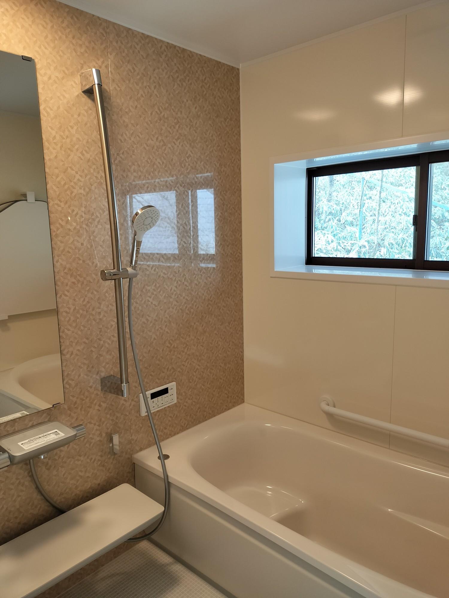 神戸市灘区六甲山町の売買物件/お風呂も窓からは森の緑が