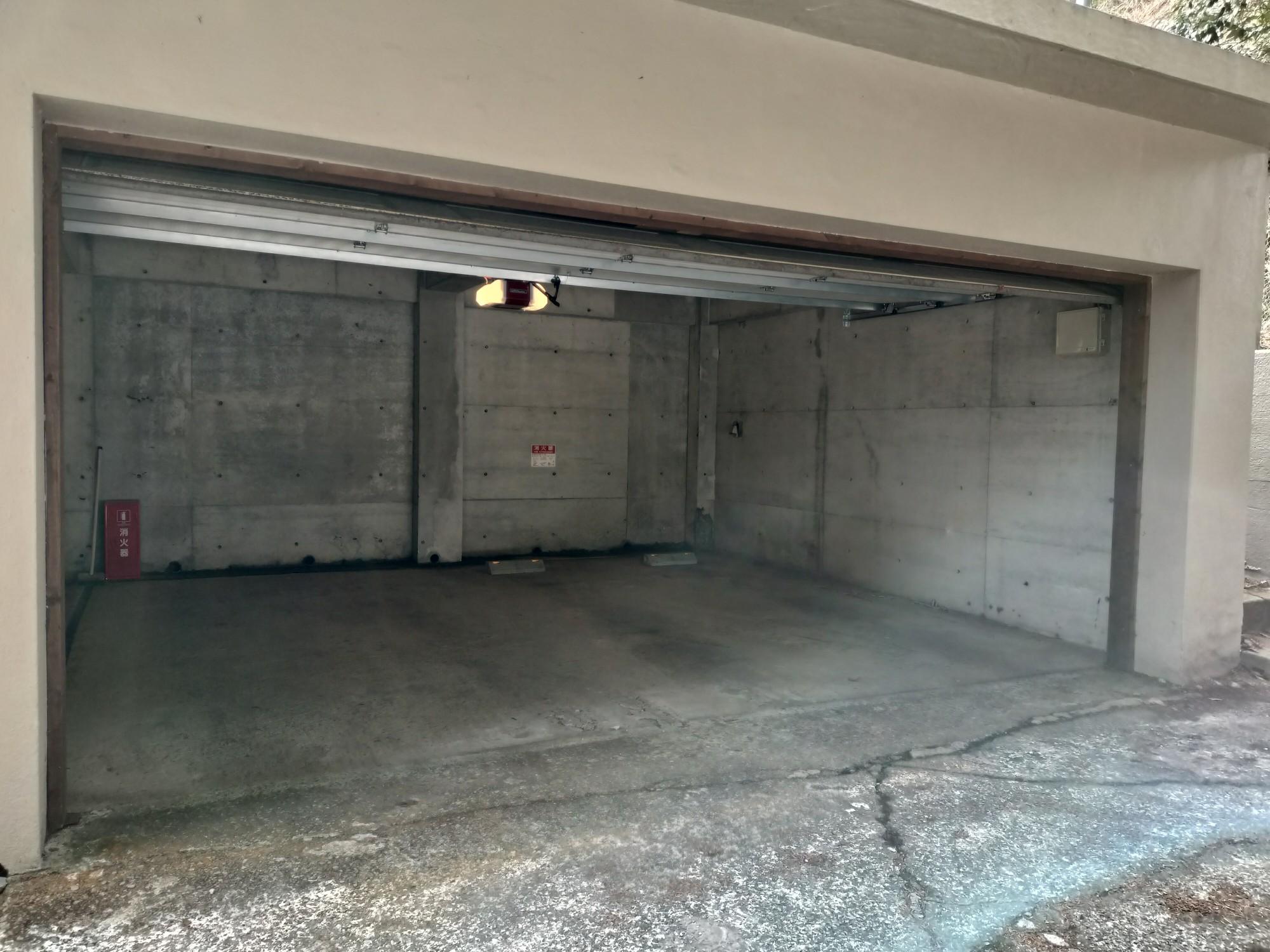 神戸市灘区六甲山町の売買物件/シャッター付きの駐車場有