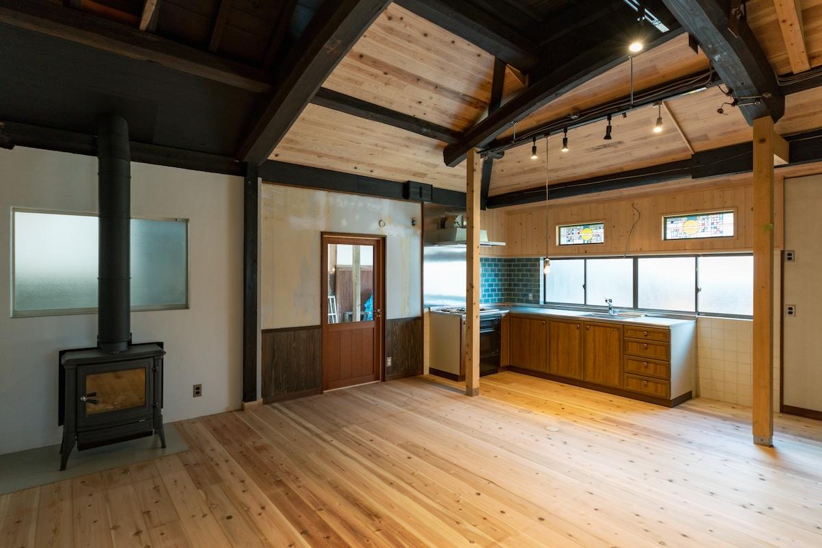 神戸市北区淡河町勝雄の売買物件/LDKはリフォームされ、薪ストーブもついています