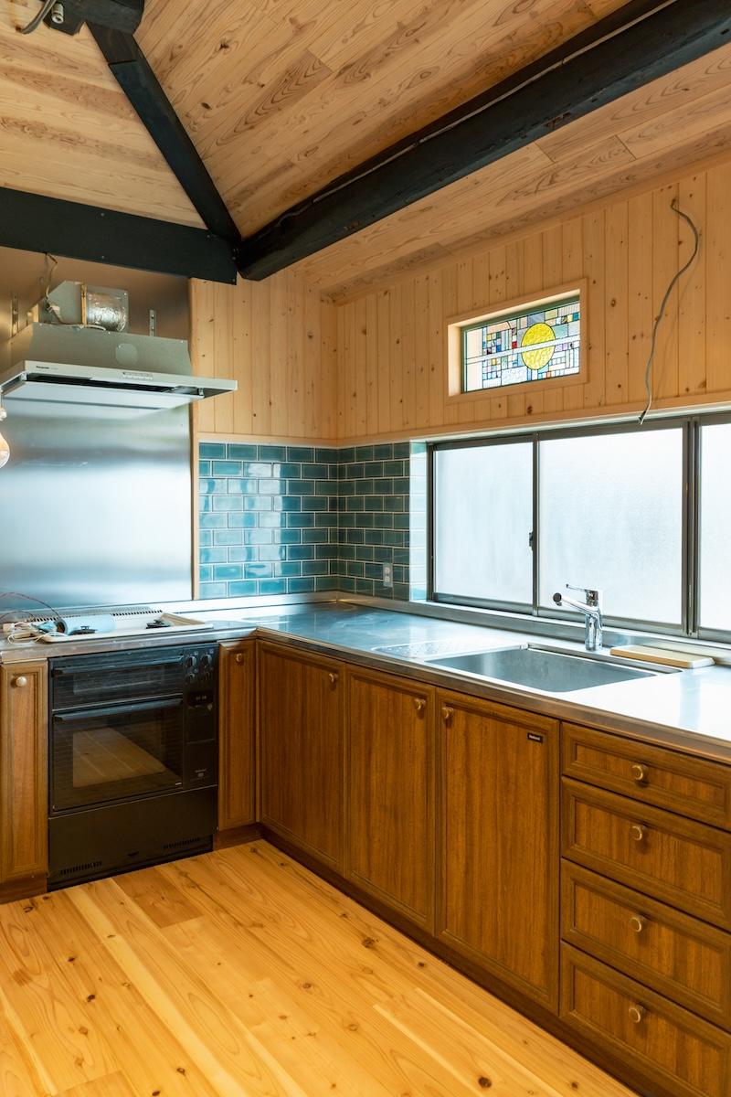 神戸市北区淡河町勝雄の売買物件/キッチン本体は既存のものを再活用。タイルを貼るだけでも見違えました。