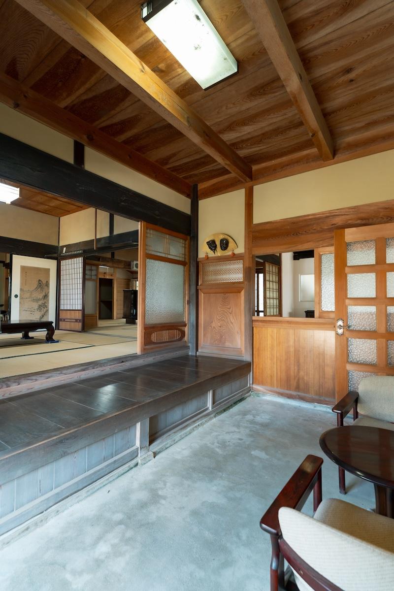 神戸市北区淡河町勝雄の売買物件/玄関土間がちょっとした応接間に