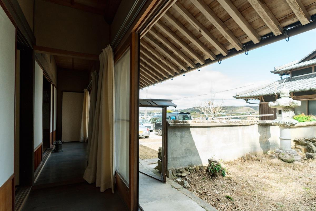 神戸市北区淡河町勝雄の売買物件/縁側から庭を見る