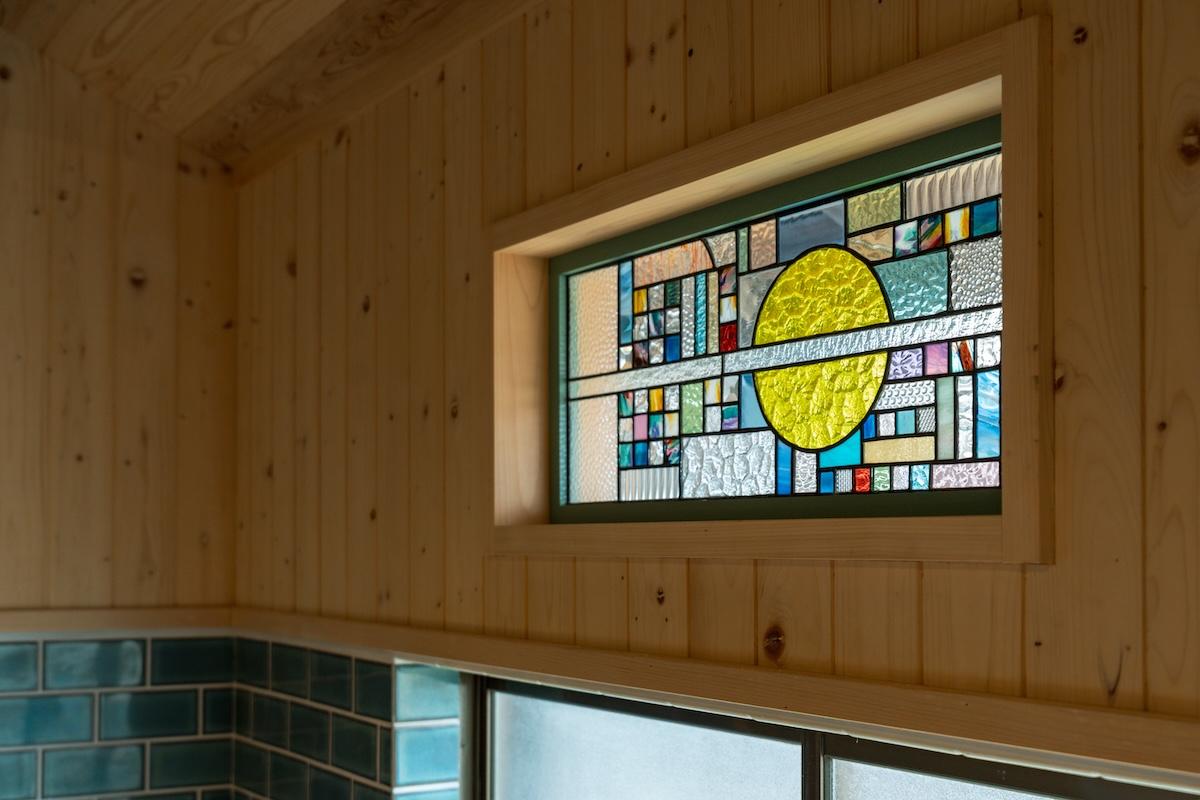 神戸市北区淡河町勝雄の売買物件/キッチン上部にはオーダー制作のステンドグラス