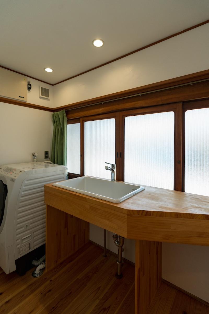 神戸市北区淡河町勝雄の売買物件/大きな木窓から明るい陽の光が入る洗面所