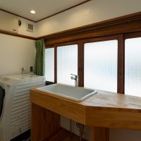 神戸市北区淡河町勝雄の売買物件/大きな木窓から明るい陽の光が入る洗面所