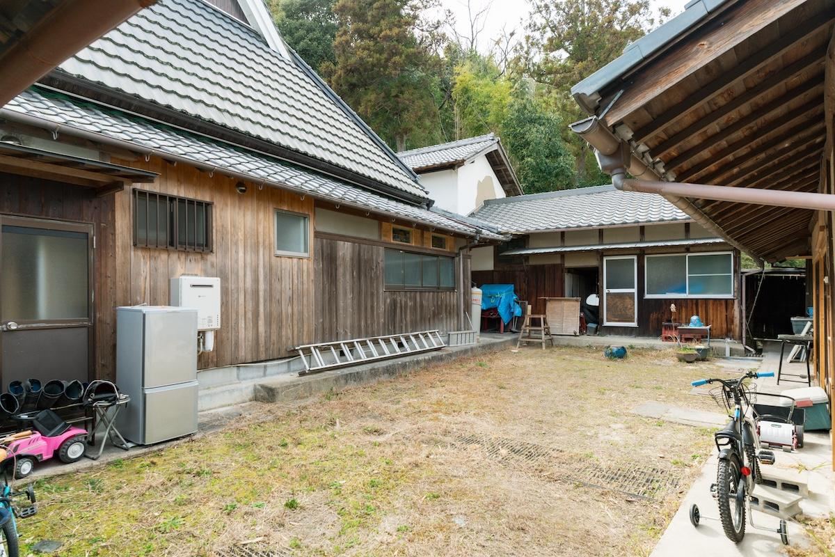 神戸市北区淡河町勝雄の売買物件/母屋とロの字型に連なる蔵や納屋