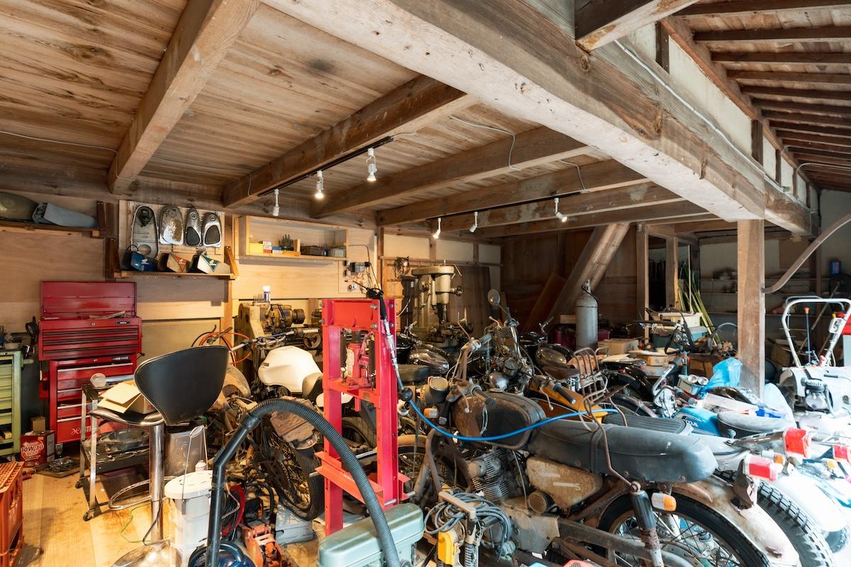 神戸市北区淡河町勝雄の売買物件/ご主人のご趣味のバイク整備室に。工房やアトリエにするのもいいかも。