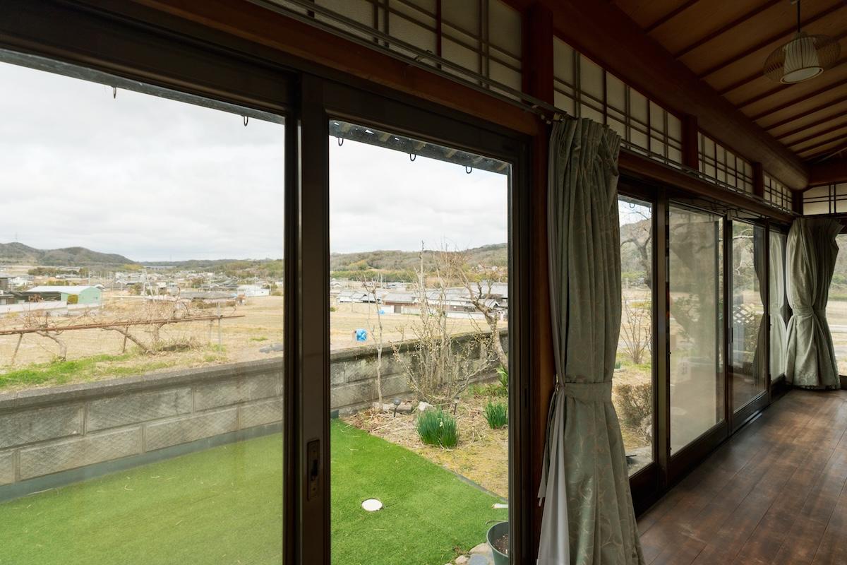神戸市北区淡河町勝雄の売買物件/縁側からは淡河ののどかな風景が広がっています