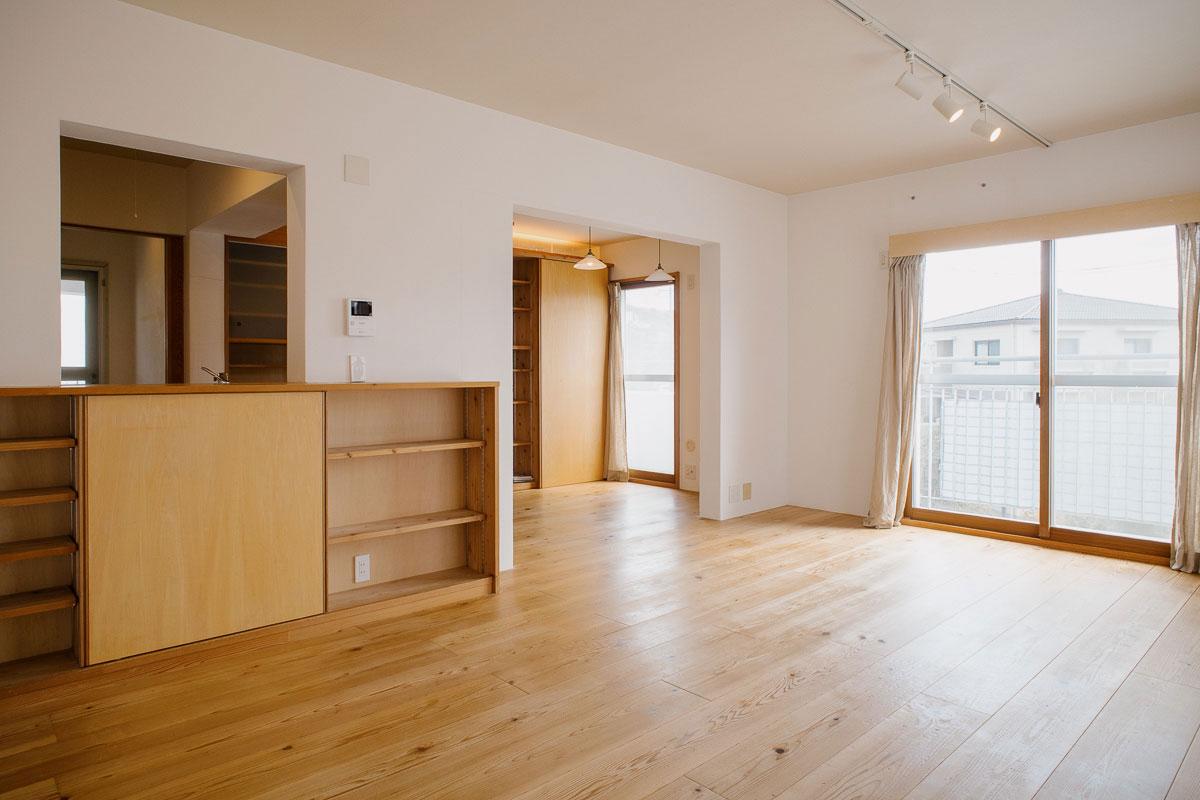 西宮市東山台の売買物件/吉野杉のフローリングと造作家具のあるダイニング