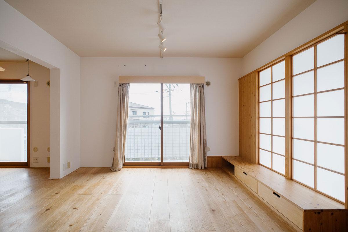 西宮市東山台の売買物件/障子の前には腰掛けるのにぴったりの造作棚